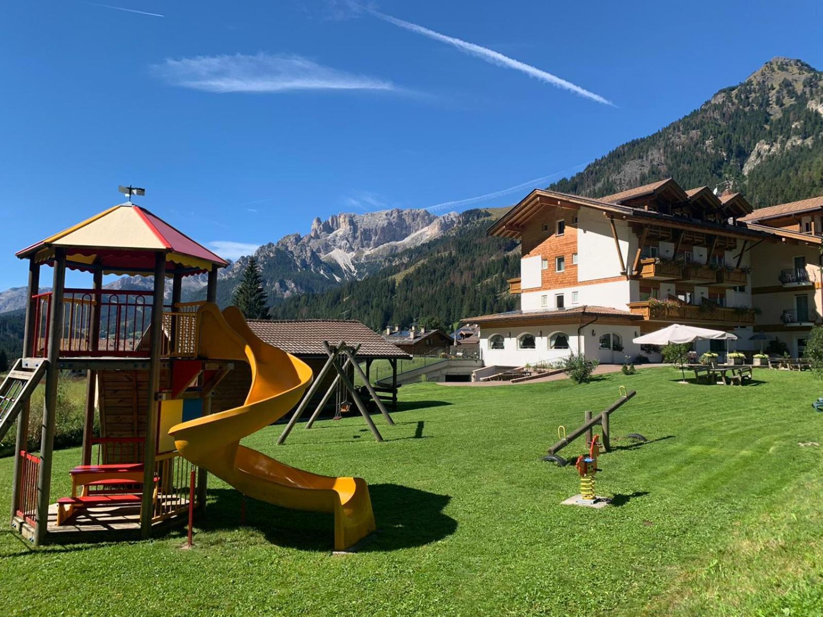 Alpenhotel Panorama Campitello di Fassa Exterior foto