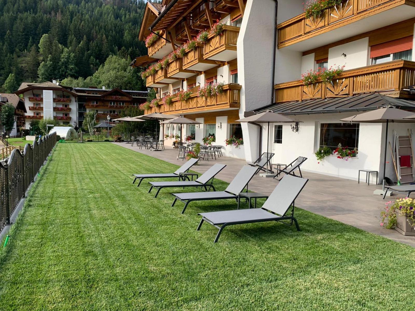 Alpenhotel Panorama Campitello di Fassa Exterior foto