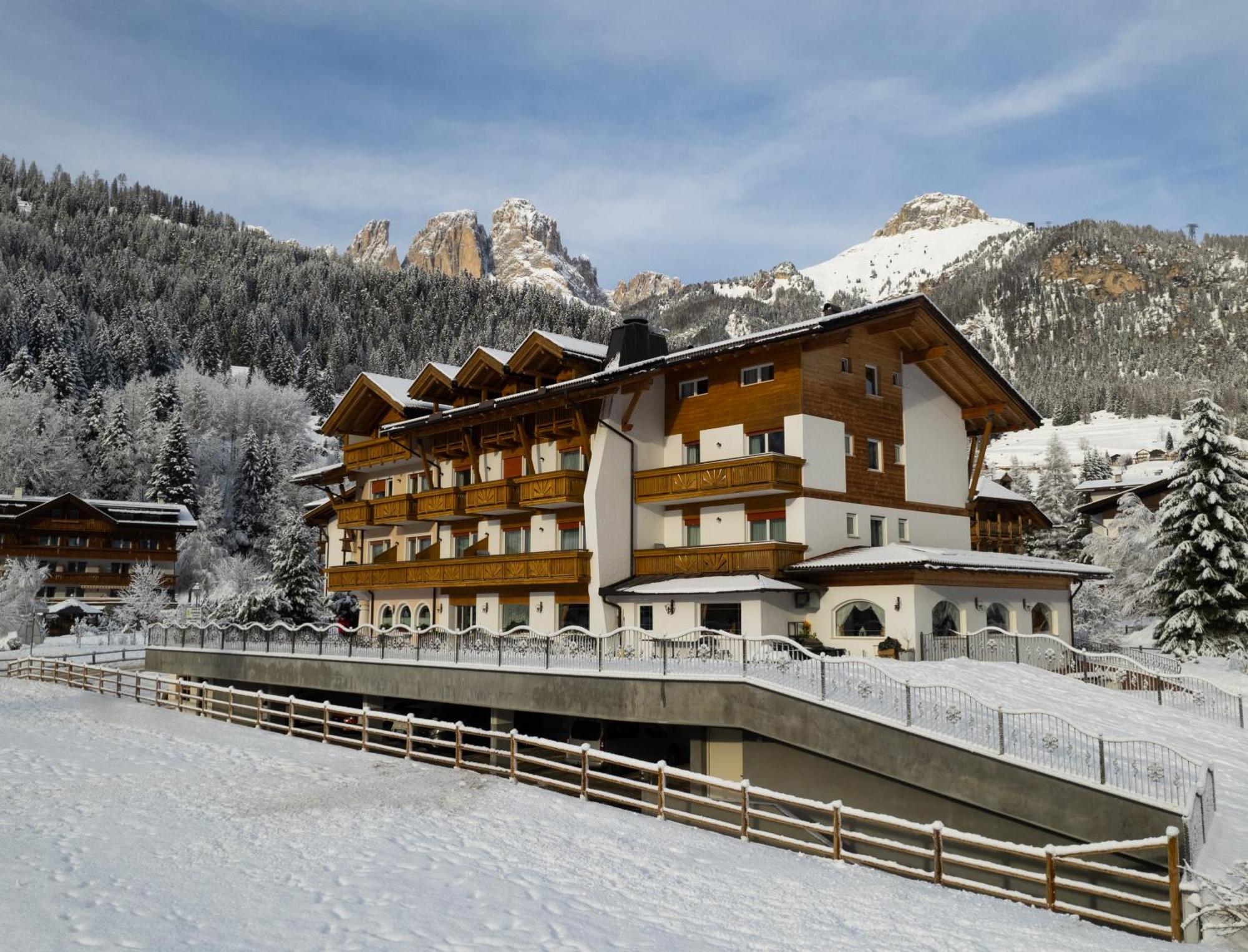 Alpenhotel Panorama Campitello di Fassa Exterior foto